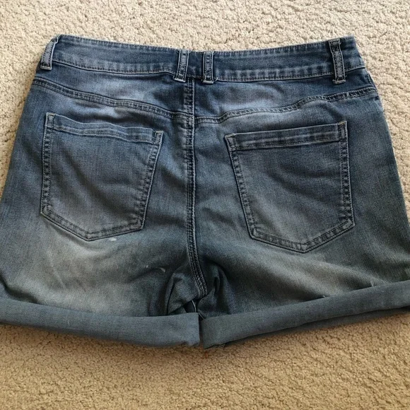 Platinum jean shorts, perfectly faded, can be worn with raw edge or rolled up - Picture 6 of 12
